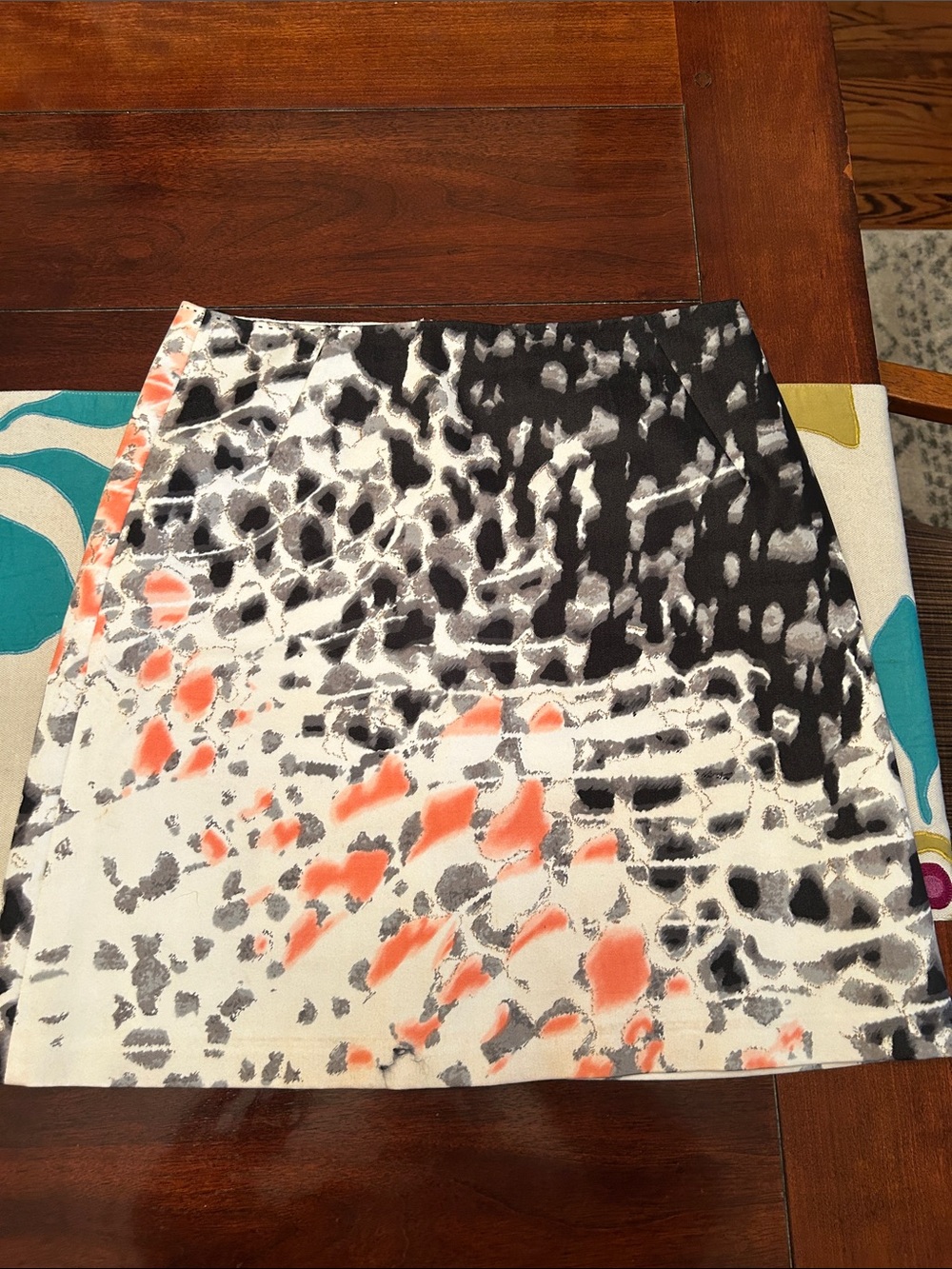 T Tahari Black, White & Coral Abstract Animal Print Mini Skirt